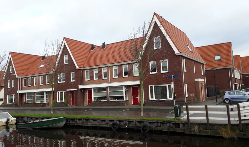 Zandslootkade 23 tot en met 27 gaan in de verkoop. De twee buitenste huizen op deze foto horen daar niet bij. | Foto: pr.