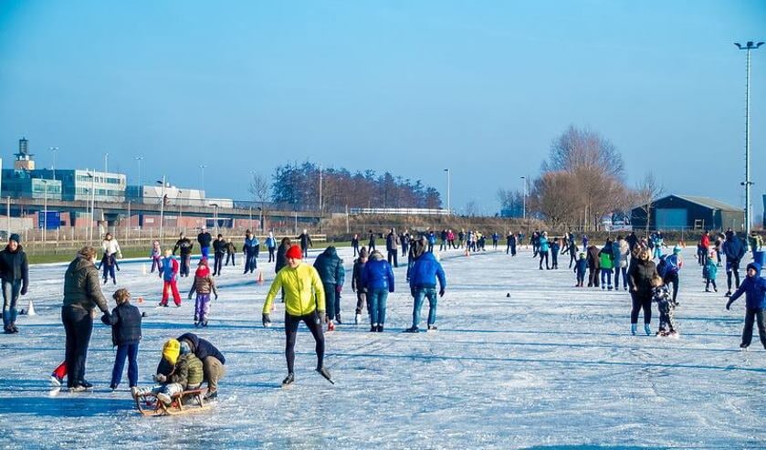 <p>Gezellige drukte op de Leiderdorpse ijsbaan in januari 2017. Vanwege corona zal de komende dagen als de baan open gaat noodgedwongen veel minder druk zijn. </p>
