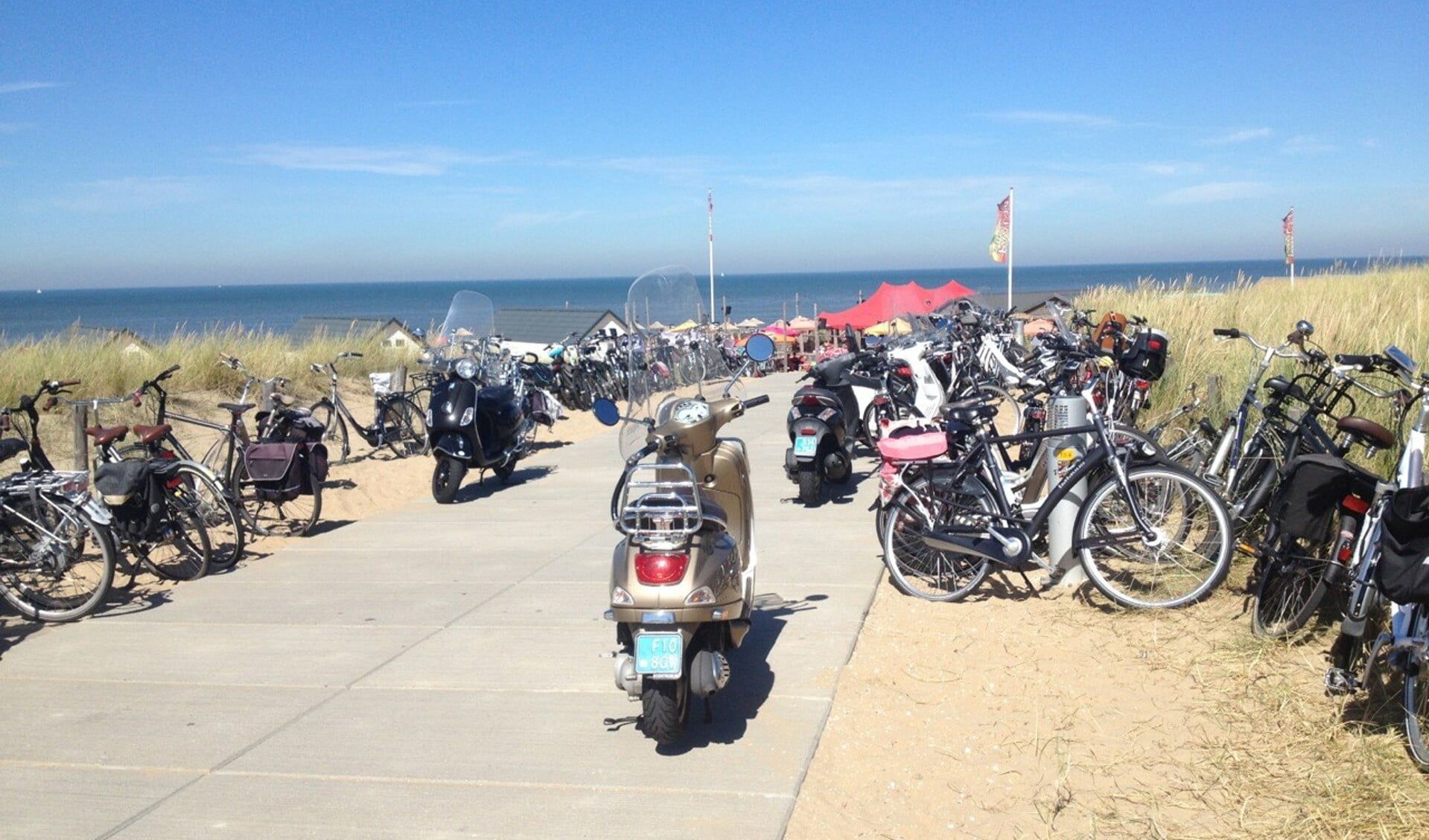 Tijdens warme zomerdagen blijft het parkeren van fietsers en scooters een probleem.