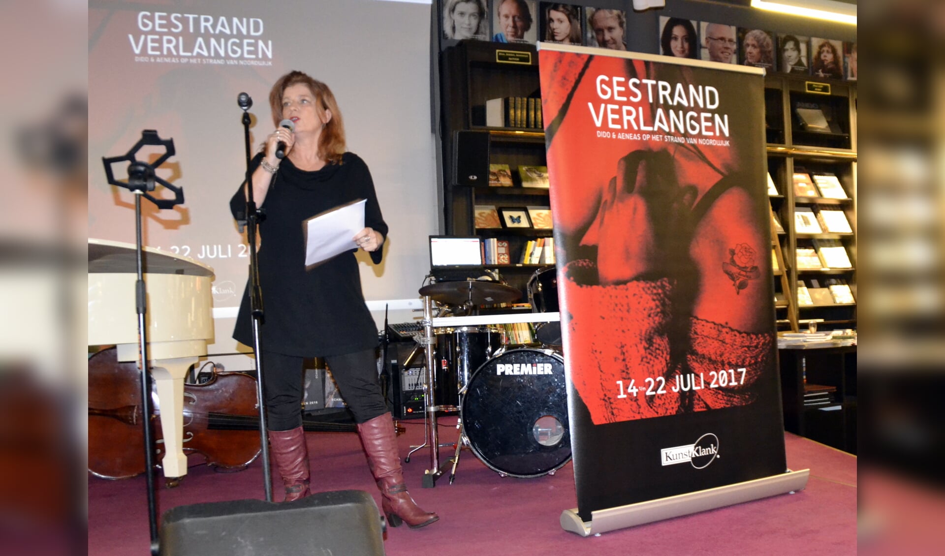 Herma van Piekeren bij de poster van ‘Gestrand Verlangen’, Dodi & Aeneas. | Foto: Joke van der Zanden