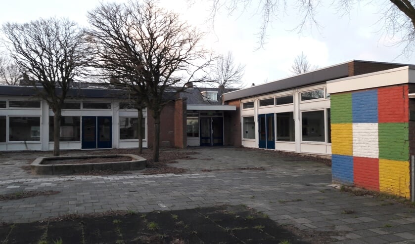 Het pand aan de Kagerdreef staat al jaren leeg en wordt door de gemeente verkocht aan de Stichting Oud Sassenheim. | Foto: MV