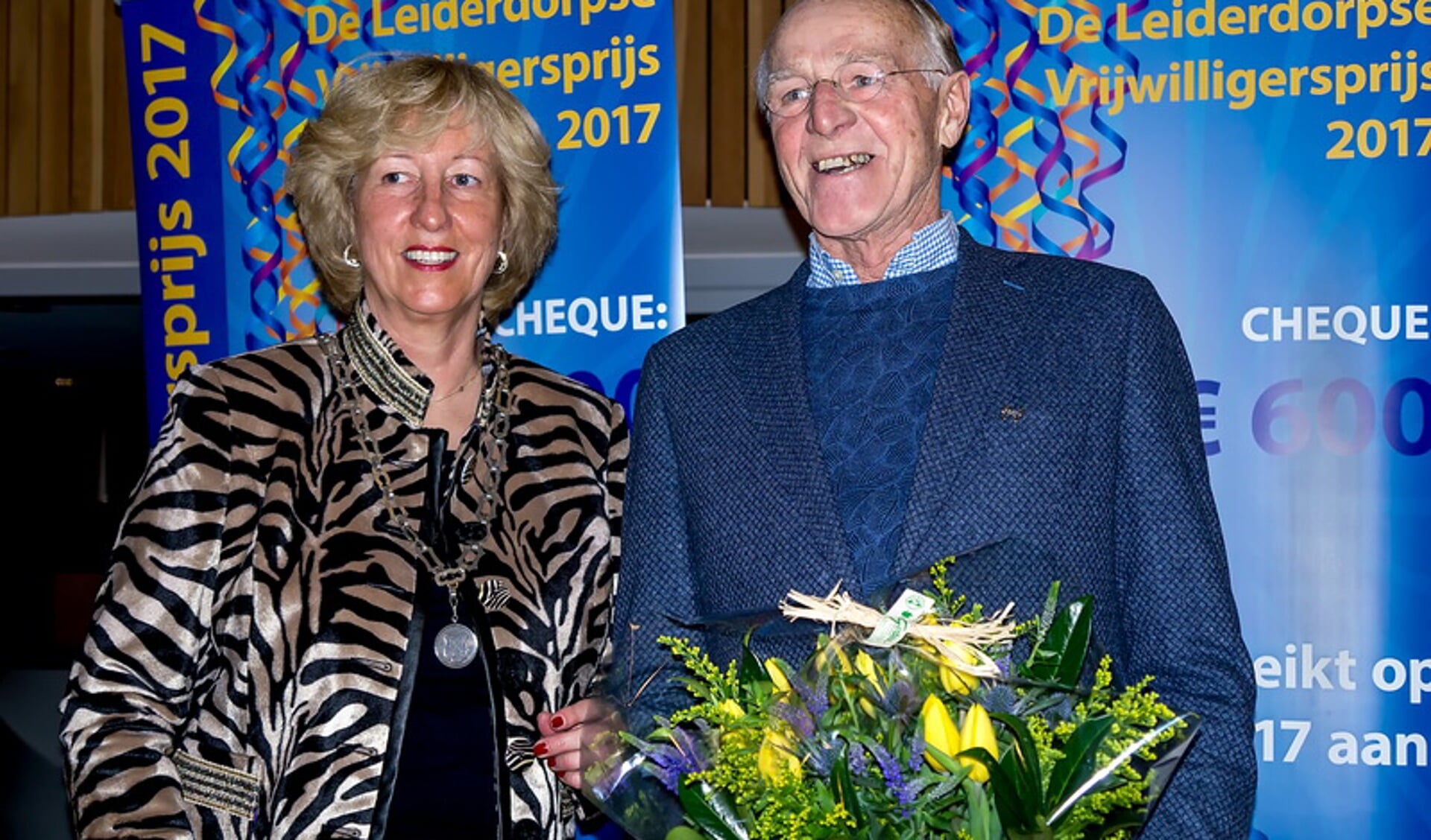 Burgemeester Driessen overhandigde Piet van Leeuwen de Zilveren Speld plus een bos bloemen. | Foto:J.P. Kranenburg