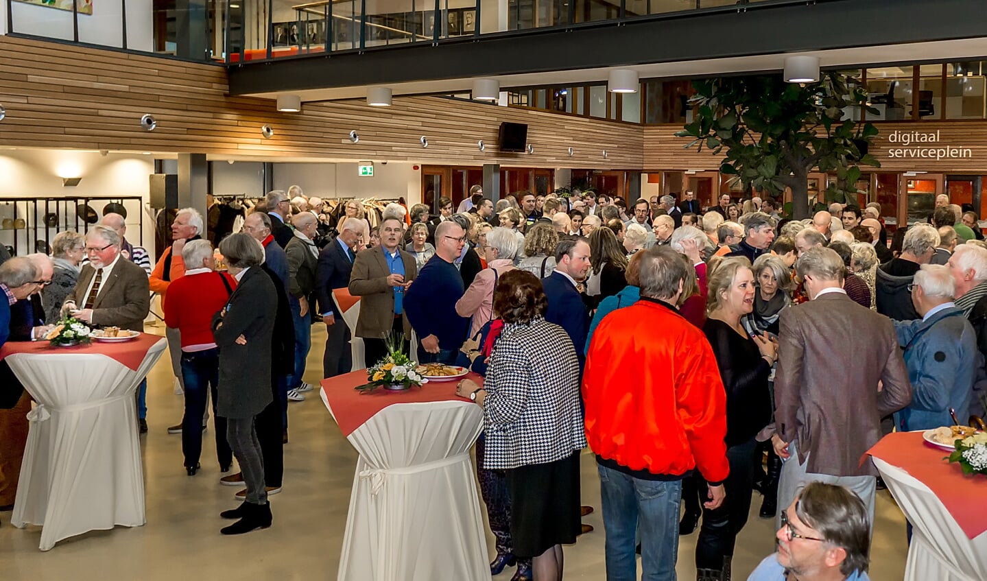 De nieuwjaarsreceptie was voor veel Leiderdorpers een uitstekende gelegenheid om even bij te praten. | Foto: J.P. Kranenburg