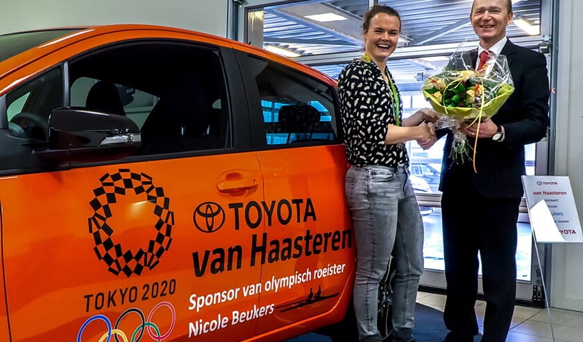 Freek van Haasteren overhandigt toproeister Nicole Beukers een bloemetje plus de sleutels van de fraai Toyota Yaris Hybride. | Foto: J.P. Kranenburg  