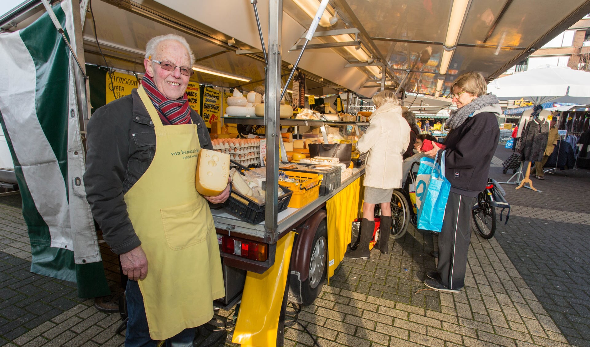 Opa Kaas (Teus van Bommel) neemt afscheid van de weekmarkt in Oegstgeest. | Foto: Wil van Elk.