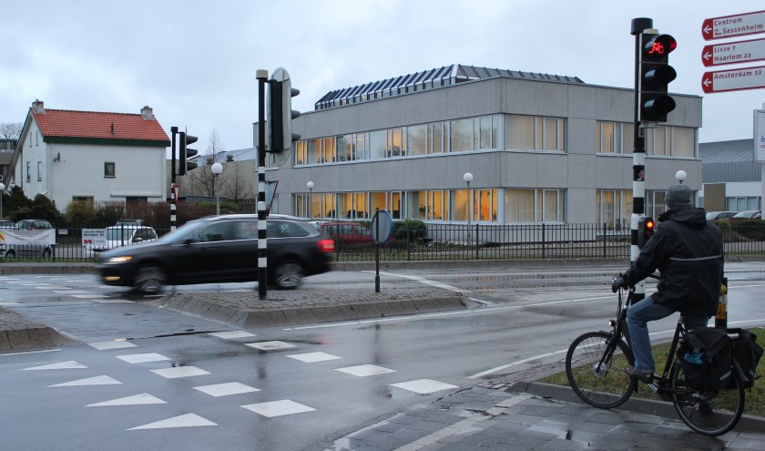 'Het is niet ondenkbaar dat sommige fietsers tegen de richting in naar Sassenheim fietsen om deze kruising aan de Rijksstraatweg te vermijden.' | Foto: Nico Kuyt