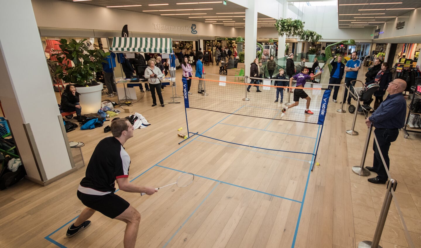 Veel passanten bleven nieuwsgierig staan kijken bij de badmintondemonstraties. | Foto: F. Onvlee 