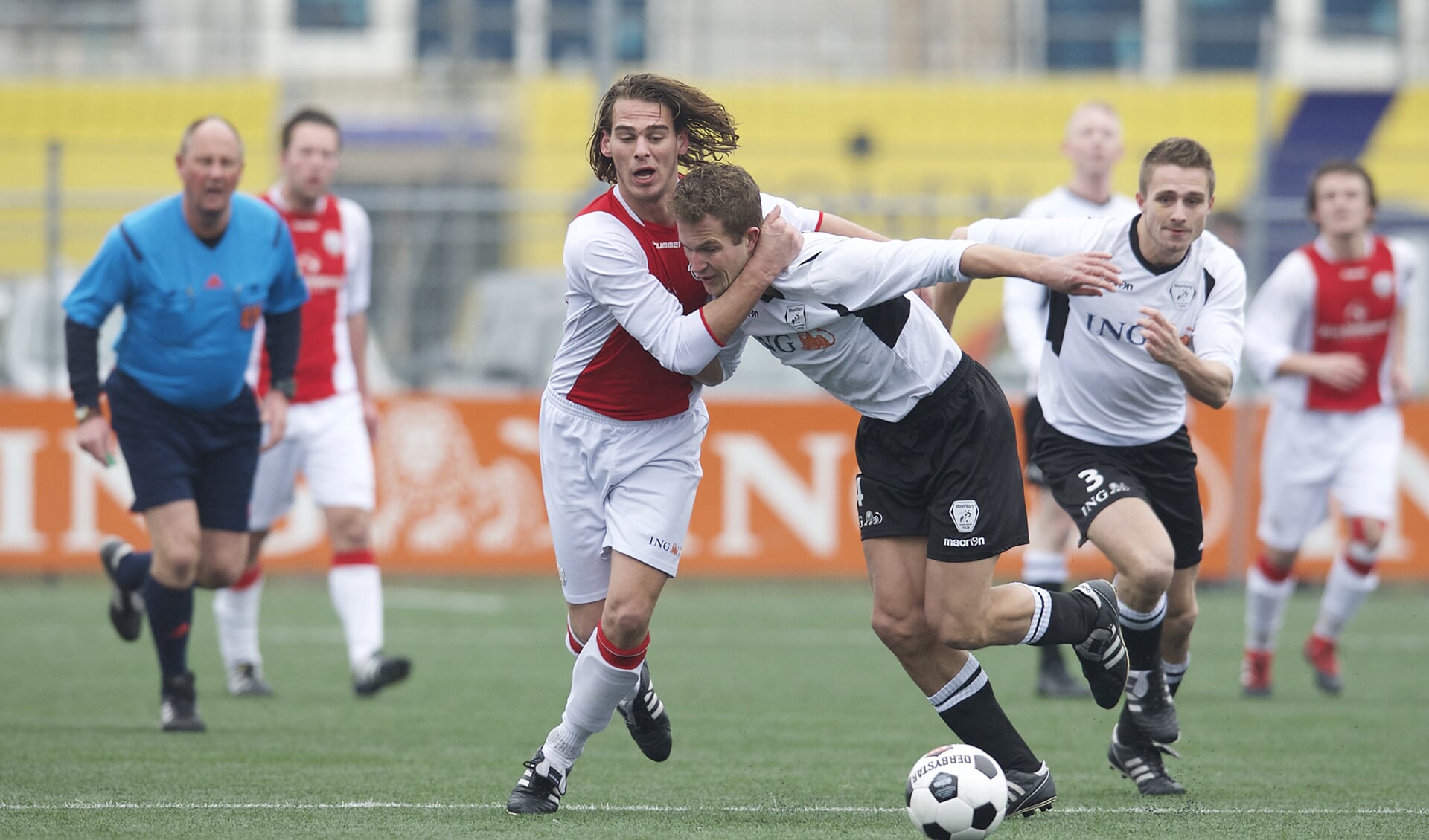 Foreholte-speler Sam Lemmers (l) in duel met Christiaan Laan van Meerburg. | Foto: Orange Pictures / WJ Dijkdrent 