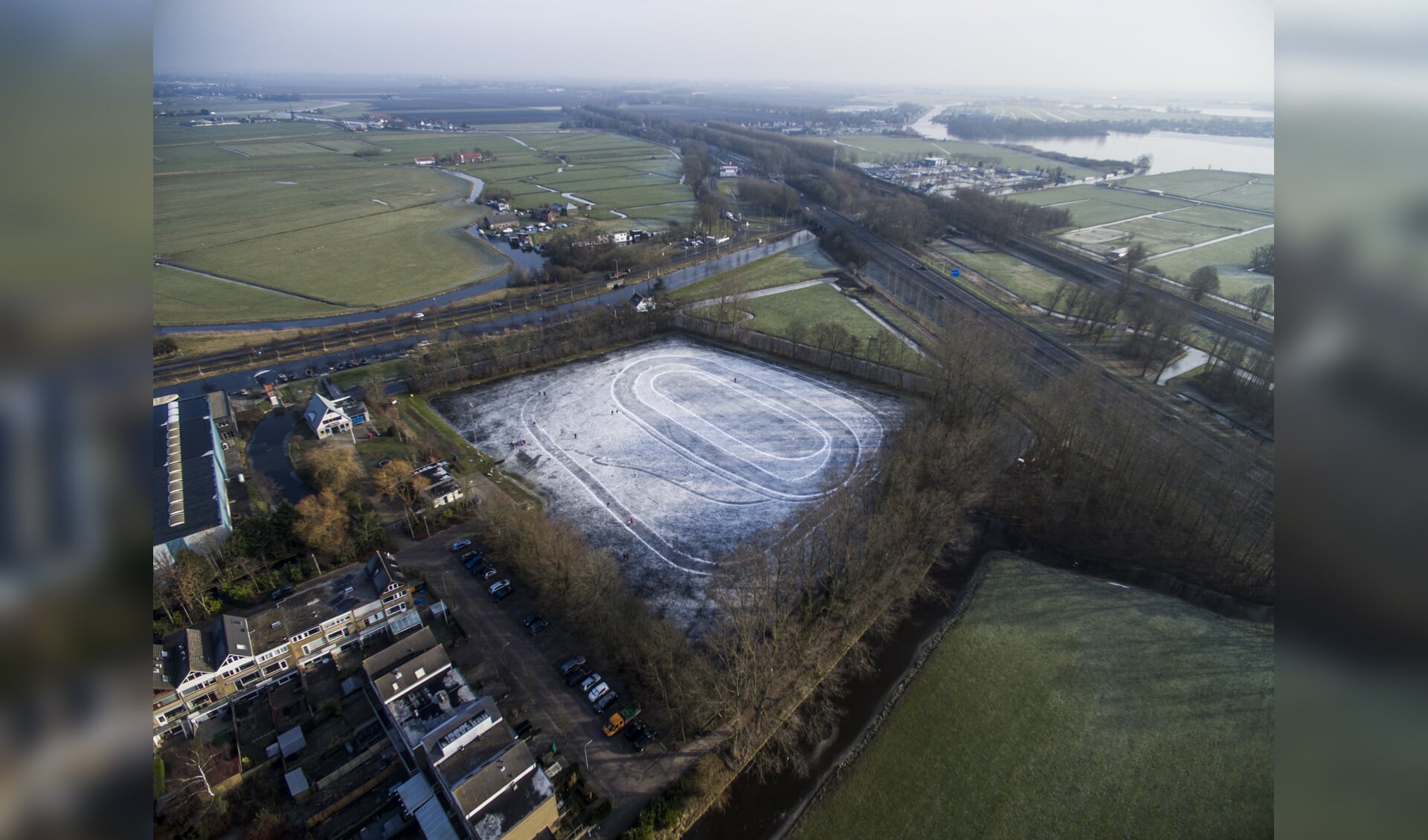 De natuurijsbaan in Sassenheim gaat de komende weken niet open. | Foto: pr./www.aerialfootageholland.nl/