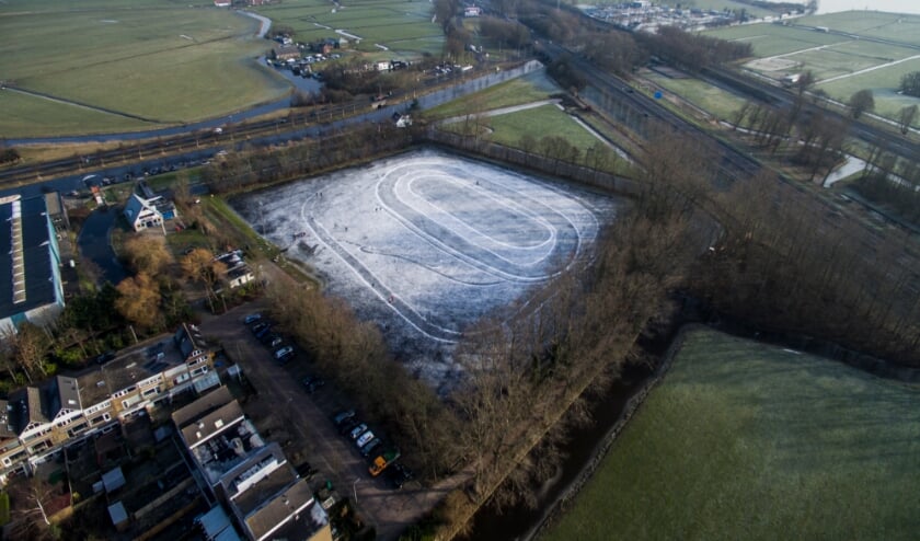 <p>De natuurijsbaan in Sassenheim gaat de komende weken niet open. | Foto: pr./www.aerialfootageholland.nl/</p>