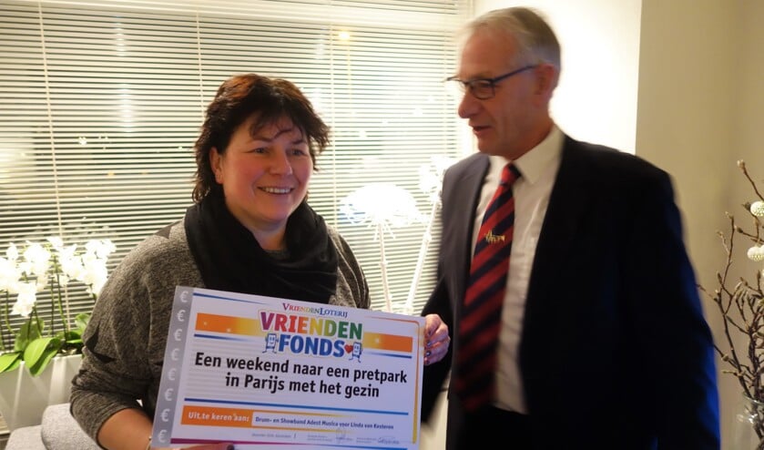 De hartenwens van Linda van Kesteren uit Sassenheim gaat in vervulling dankzij een aanvraag van Drum- en Showband Adest Musica bij het VriendenFonds van de VriendenLoterij. Zij krijgt de cheque uitgereikt door Wim van Vliet, voorzitter bij Adest Musica. | Foto: pr.