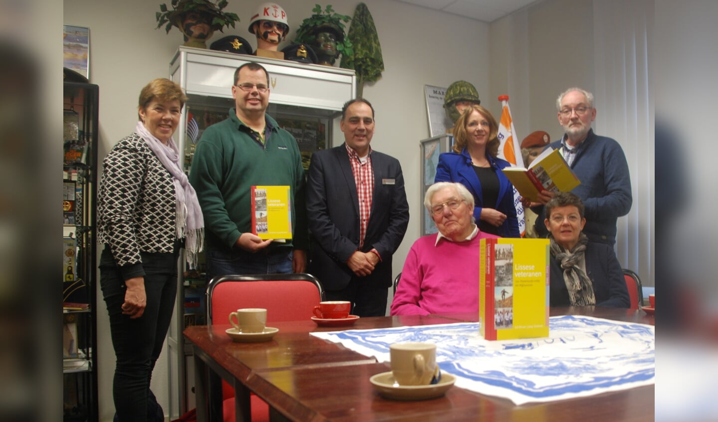 De initiatiefnemers van het Veteranenboek. Burgemeester Carla Breuer ondersteunt het initiatief van harte. | Foto: Piet van Kampen