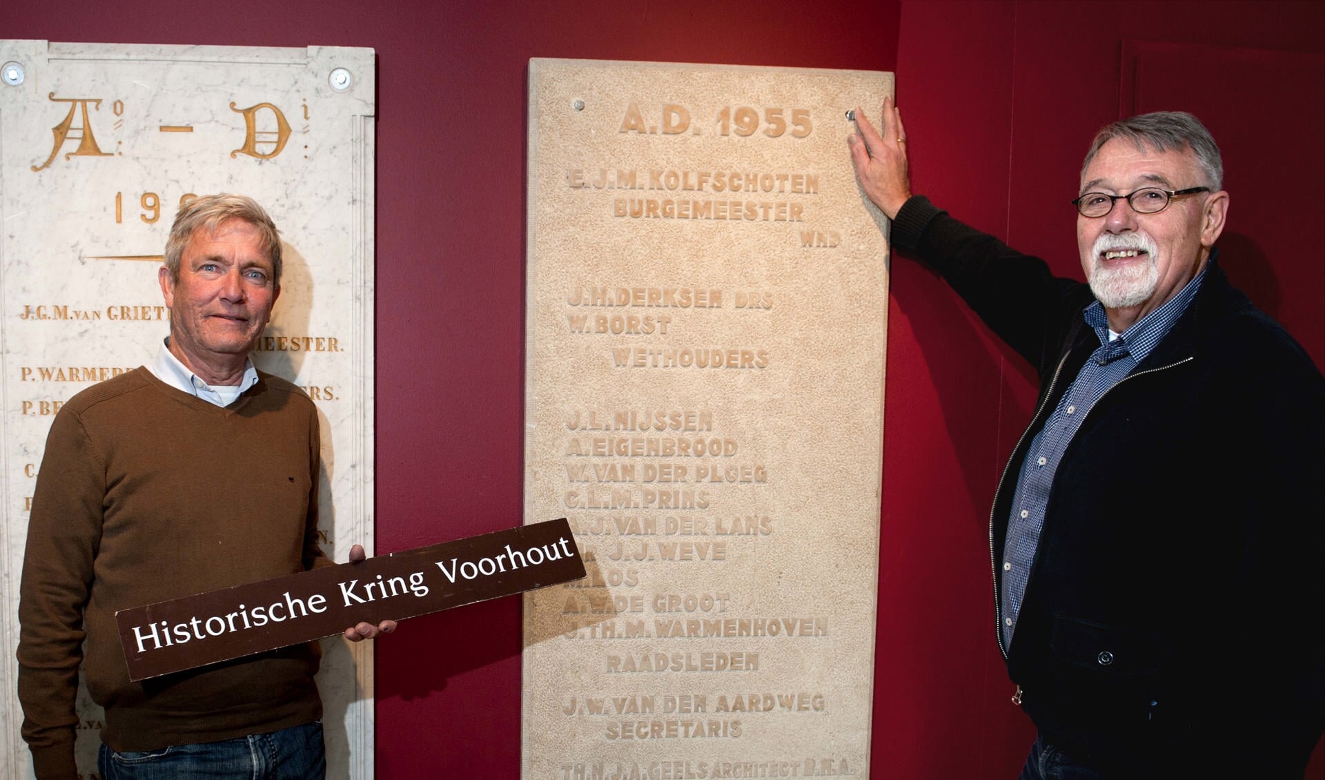 Cok van Steijn en Emiel van der Hoeven bij de bijzondere tableaus in de hal van het nieuwe Kenniscentrum. | Foto: Willem Krol
