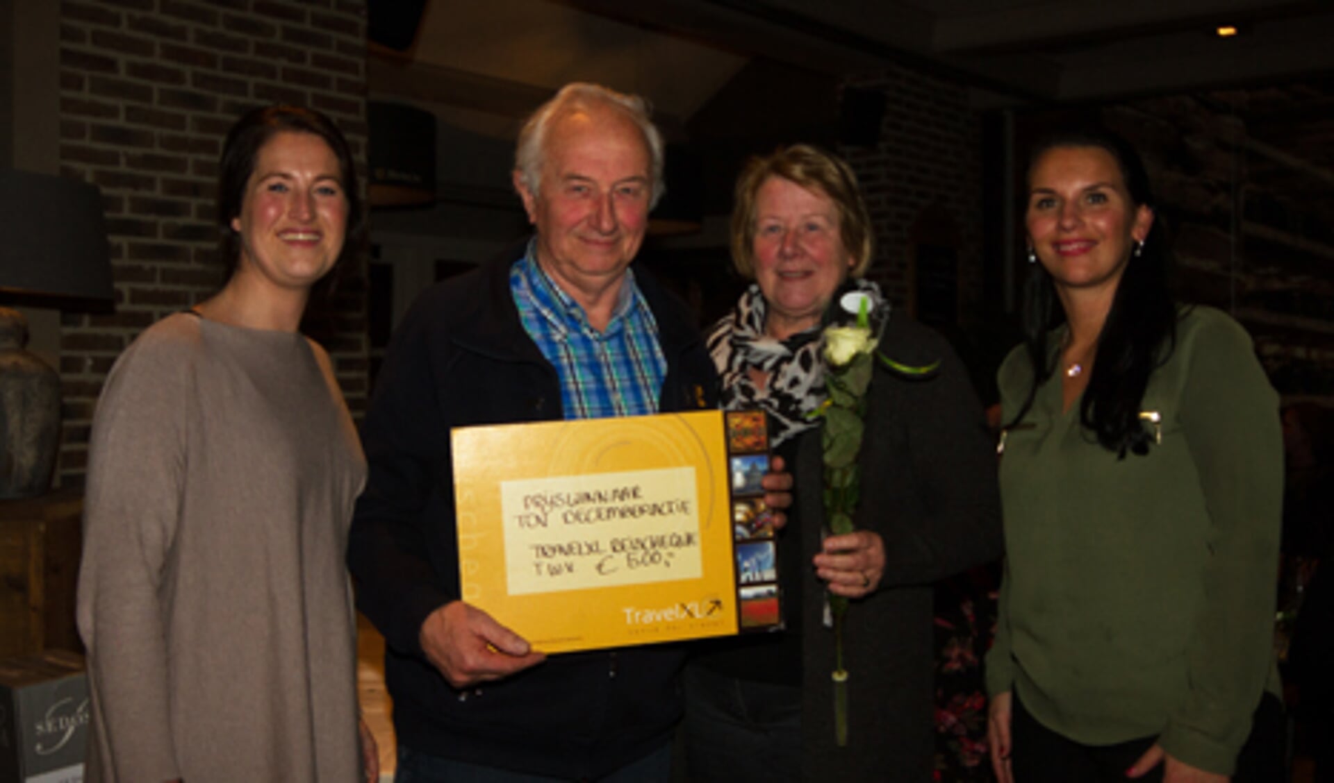 De familie Meijles ontvangt de hoofdprijs: een reischeque t.w.v. 500 euro.| pr./Mariska de Graaff