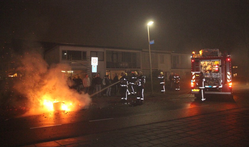 De brandweer maakt korte metten met een vreugdevuur midden op straat op de Mauritssingel. | Foto: AS Media