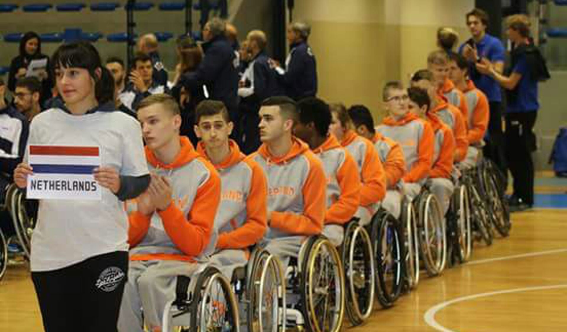 Het Nederlands team word voorgesteld tijdens de openingsceremonie van het EK rolstoelbasketbal. | Foto: pr.