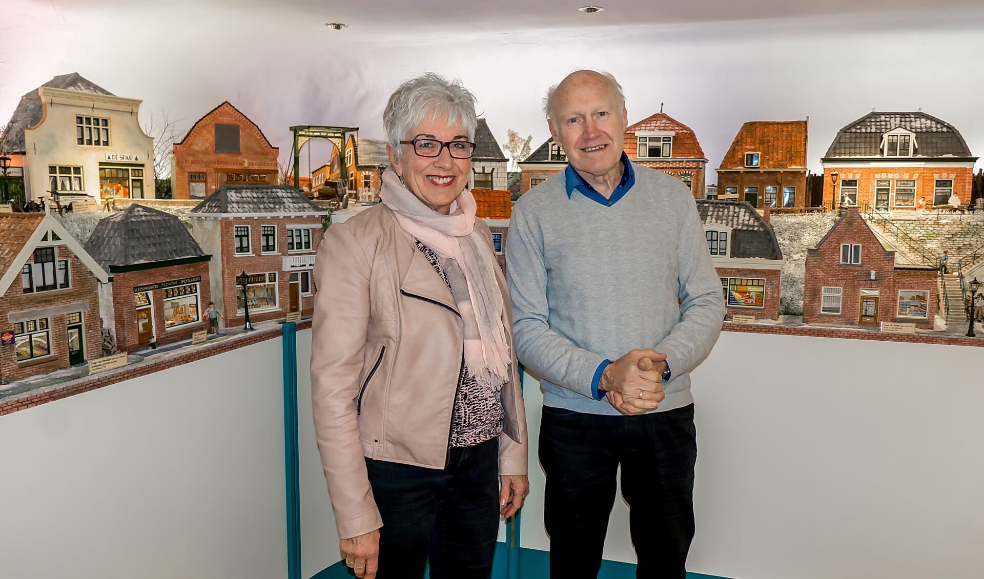 Marianne en Will van Gessel voor de 'straat' met miniatuurwinkeltjes. | Foto: J.P. Kranenburg