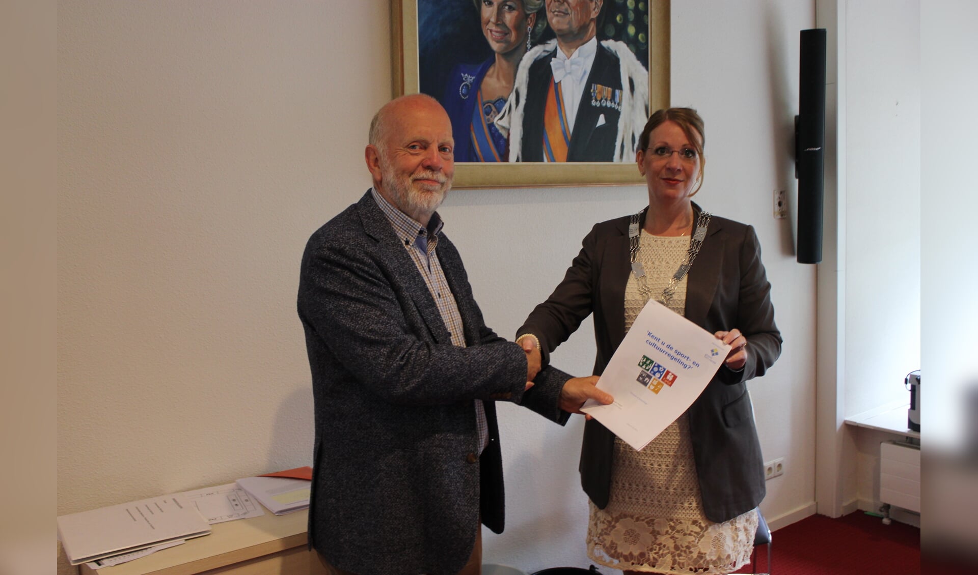 Vice-voorzitter Verdegaal overhandigde in juli het rekenkamerrapport over de sport- en cultuurregeling aan burgemeester Breuer. | Foto: archief/Nico Kuyt