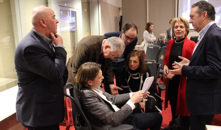 Tijdens een schorsing voeren de fracties overleg over de moties. | Foto: Nico Kuyt
