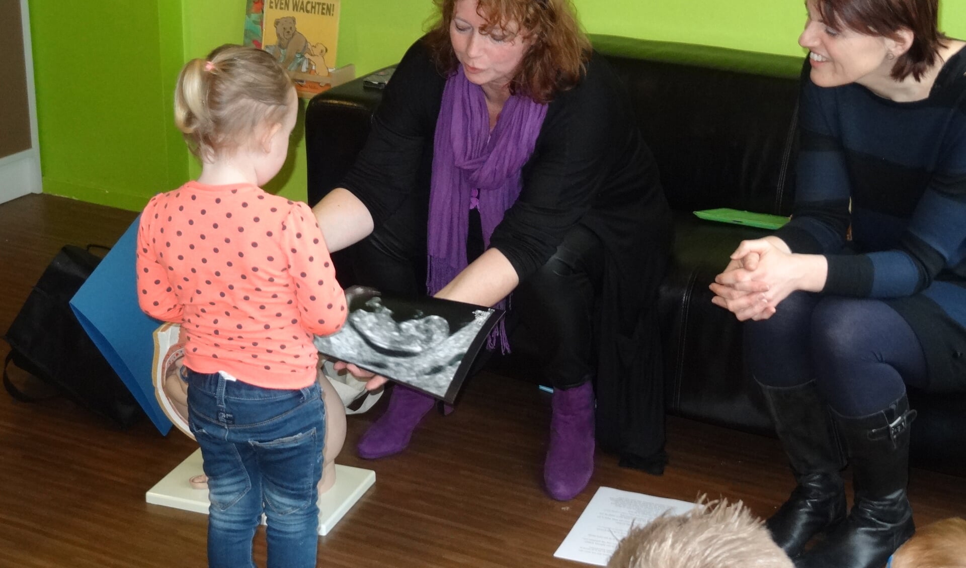 De kinderen van Skol weten nu heel veel over baby's, dankzij het bezoek van twee verloskundigen. | Foto: pr