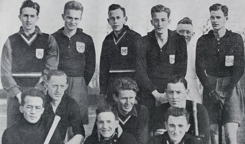 1937. Kampioen promotieklasse. v.l.n.r. Staand: J. Fransse v.d. Putte, C. Hartogh, G.J. Goekoop, H. Stiasny, B. van Haaften. Knielend: B. Jung, N. Janssen Andeweg, B. Zonneville. Zittend: Haroen, D. van der Scheer, H.A. Lorentz de Haas.
