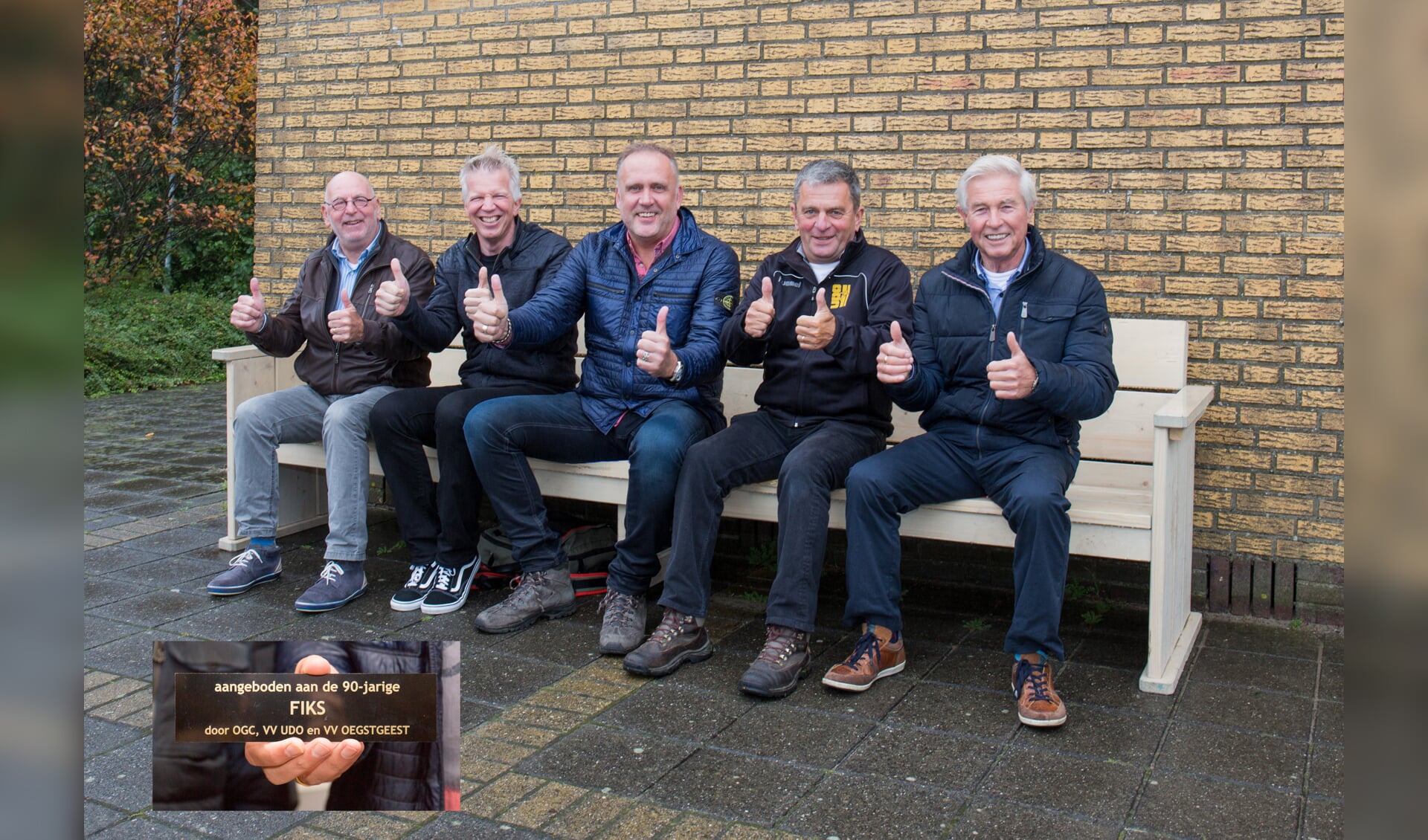 Voorzitters van sportclubs op De Voscuyl op de voorzittersbank bij Fiks. | Foto Wil van Elk