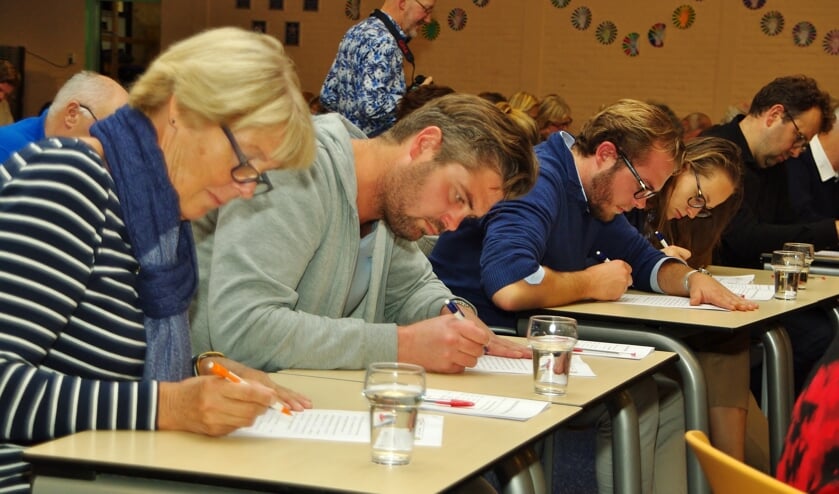 Deelnemers van het Oegstgeester Dictee proberen de zinnen foutloos aan te vullen. | Foto's Willemien Timmers  