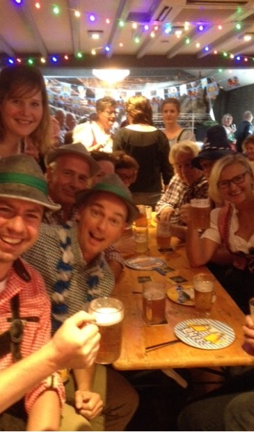 Het bier vloeit, de 'schlagers' schallen door de ruimte; Oktoberfest in optima forma. | Foto: pr.