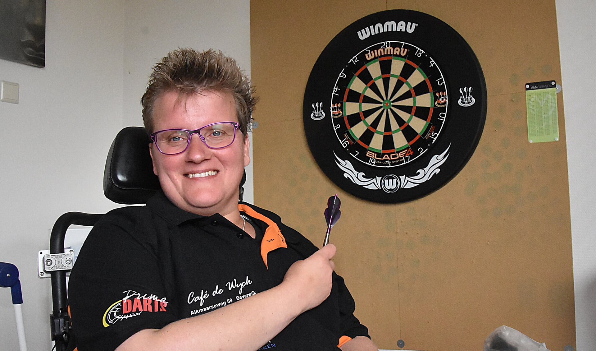 Ynske in tenue bij haar eigen dartbord. | Foto: Piet van Kampen