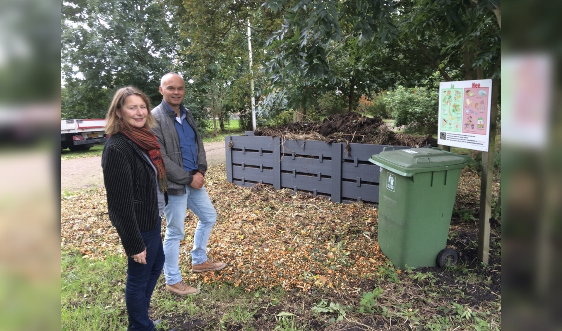 Monique van der Weijden en Raymond van der Pool bij de compostbakken. 