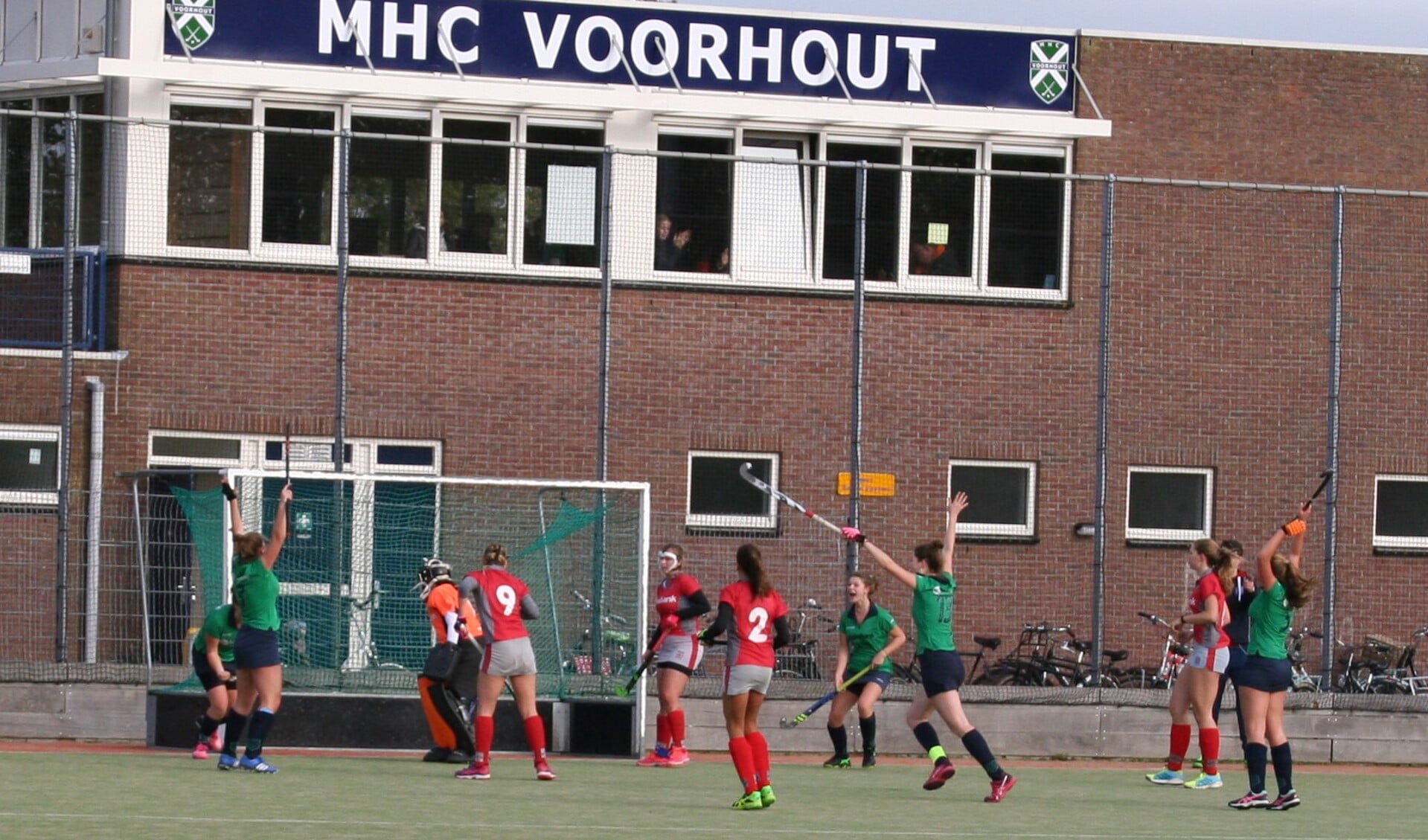 Cassandra Nieuwenhuizen tikt de winnende treffer binnen voor MHC Voorhout. | Foto: pr.