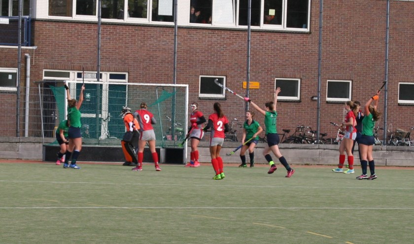Cassandra Nieuwenhuizen tikt de winnende treffer binnen voor MHC Voorhout. | Foto: pr.