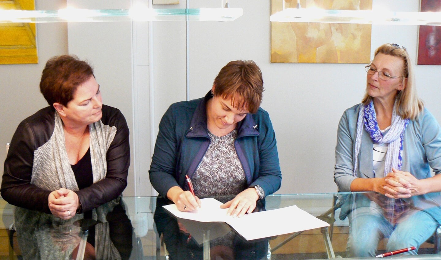 Voorzitter Brenda Filippo tekent de oprichtingsakte. Met aan weerszijden penningmeester Wies Hazenoot en secretaris Noortje Bloemzaad. | Foto: PR