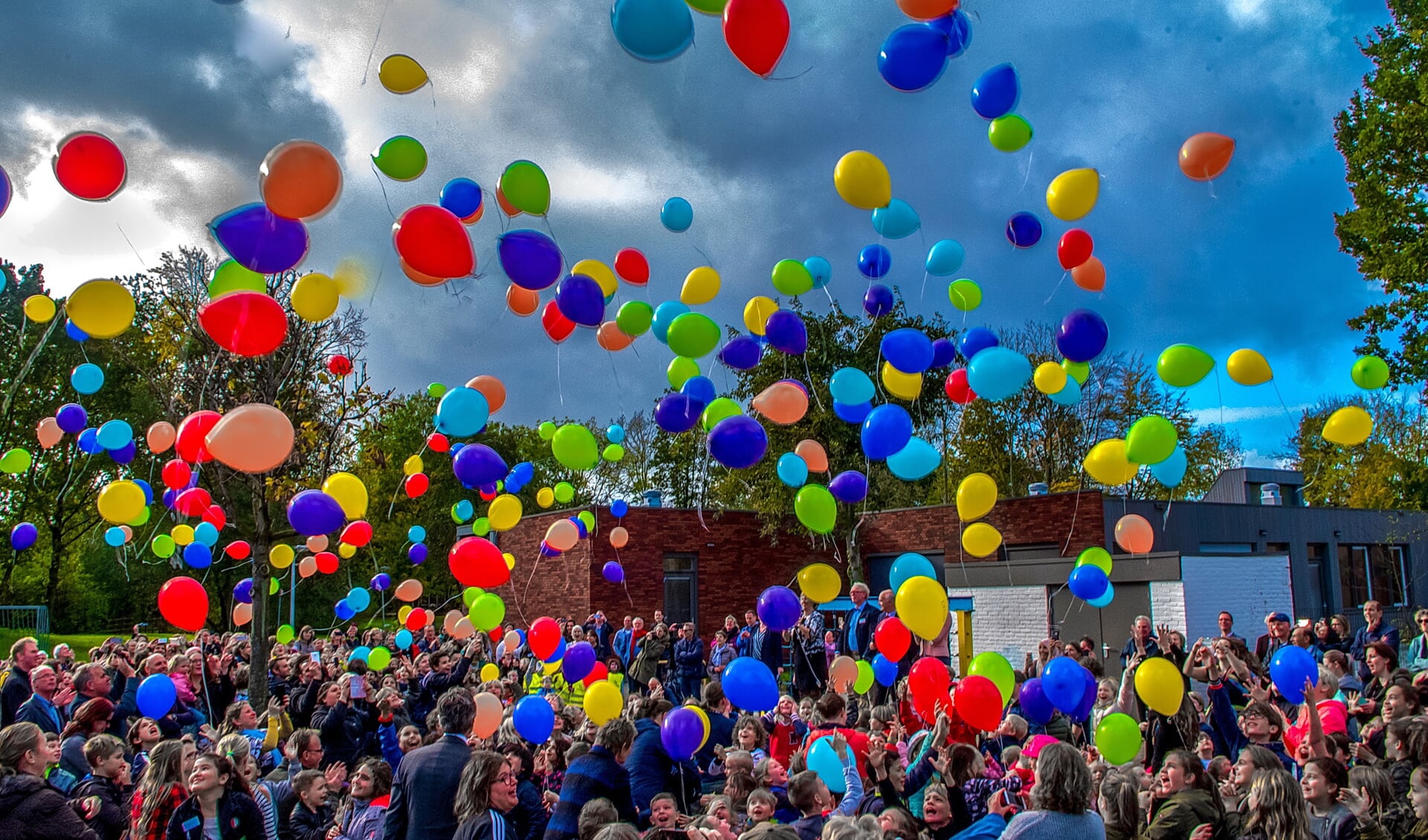 Honderden ballonnen gaan de lucht in. 
