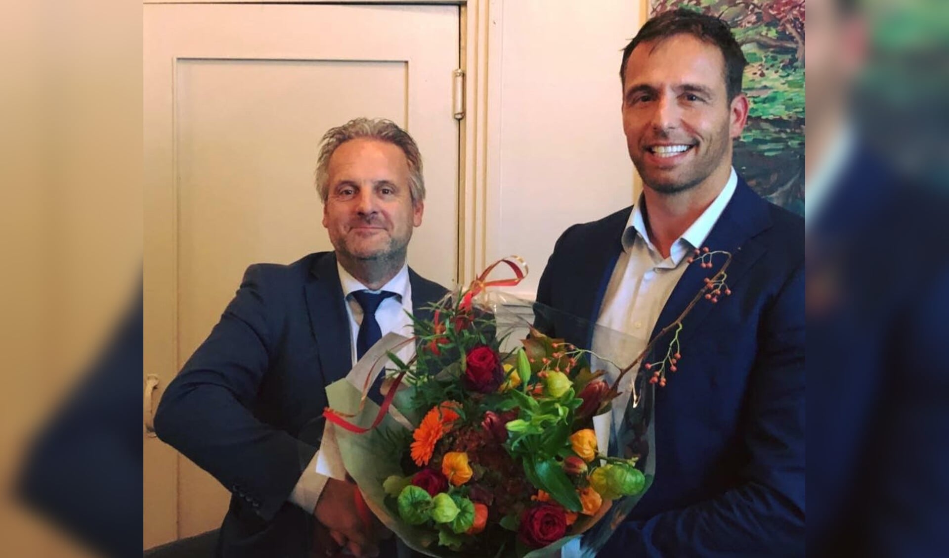 Wethouder Bas Brekelmans wordt gefeliciteerd door VVD-voorzitter Hans Oudshoorn. | Foto: pr.
