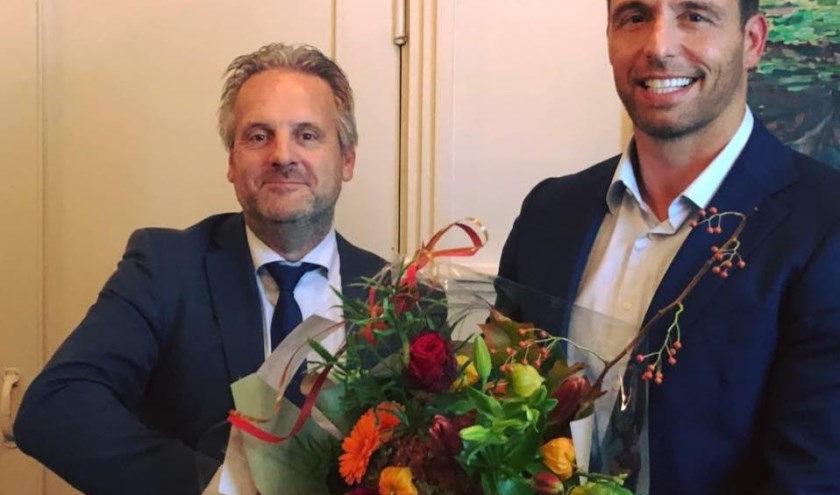 Wethouder Bas Brekelmans wordt gefeliciteerd door VVD-voorzitter Hans Oudshoorn. | Foto: pr.