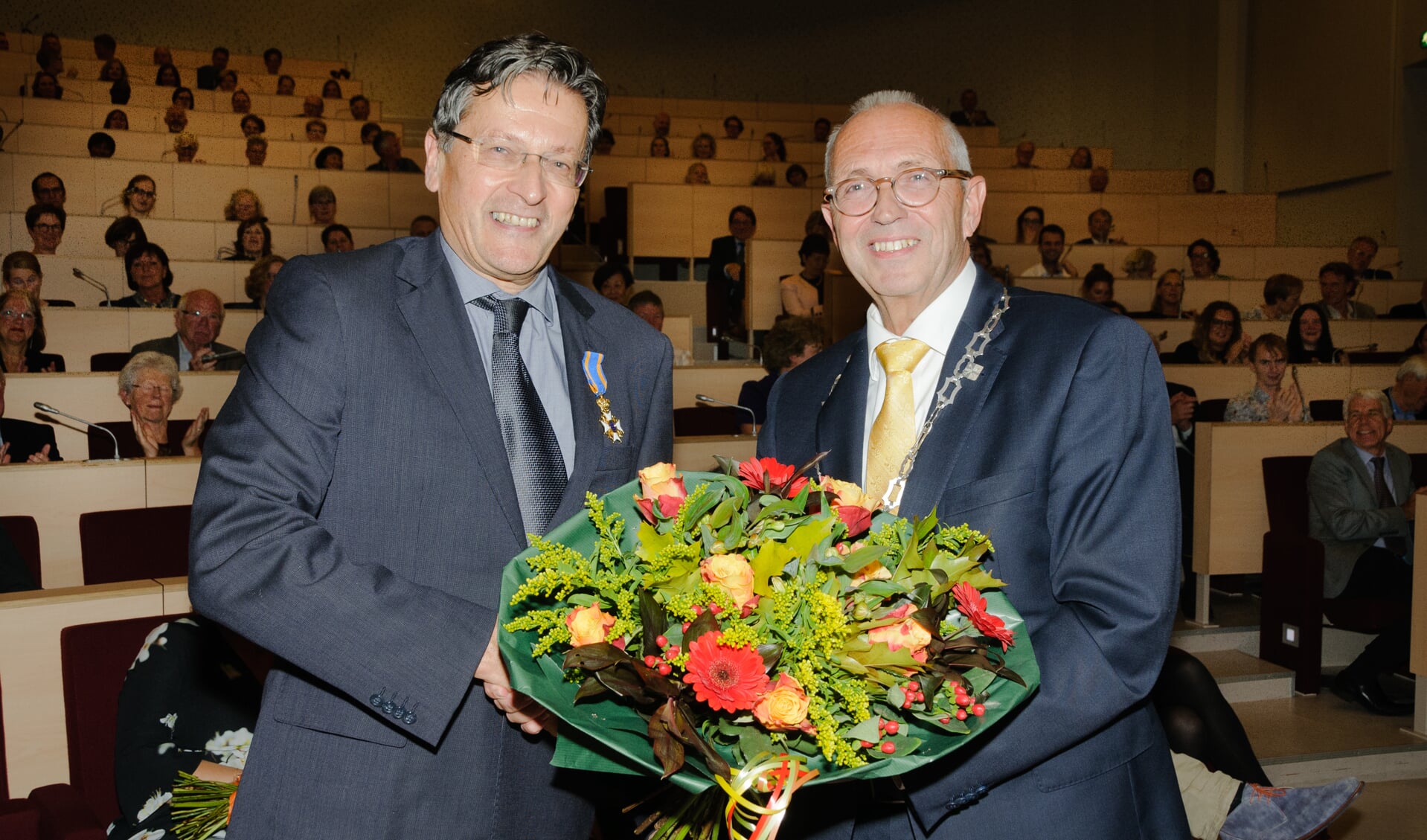Frans Claas (links) kreeg zijn Koninklijke onderscheiding uit handen van locoburgemeester Kees Wassenaar. | Foto: PR 
