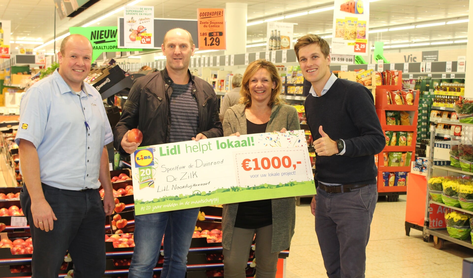 Nicolette Blok en Johan Houdijk ontvangen de cheque van Coen Iordens (rechts) en Gertho van Eersel (links).| Foto: Piet de Boer