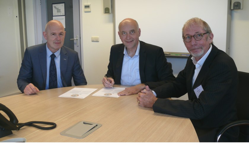Het convenant wordt ondertekend door Rinco Knoop (directeur MareGroep), Arno van Kempen ( Algemeen Bestuursvoorzitter) en André Visser van het Keurmerk Sociale Onderneming. | Foto: pr.
