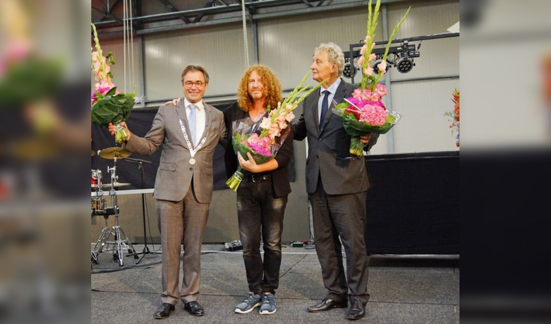 Jos Wienen, Zandtovenaar Gert van der Vijver en Eberhard van der Laan bij de opening van de Flower Parade in 2014. | Foto: Treffend Beeld