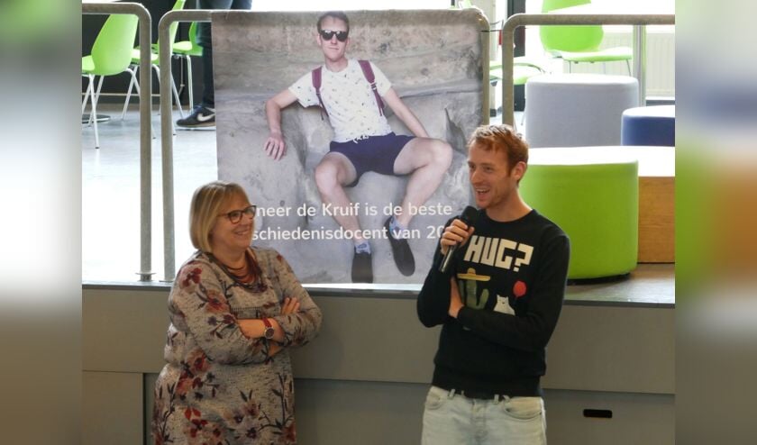 Felicitaties van rector Annechien Verkade voor Tom de Kruif. | Foto: pr.