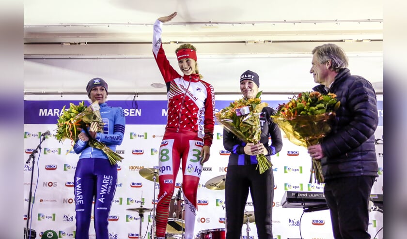 Lisa van der Geest (m) klopt Carien Kleibeuker (l) en Elma de Vries (r) in de openingswedstrijd van het marathonseizoen. | Foto: pr./Arjen Vervoort