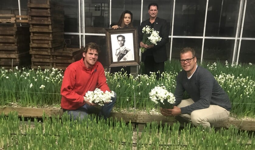Op de foto: Dirk Leenen (WF Leenen & Zn BV), Nuth en Richard Bonnet (New Fashion Flowers, marktleider in Thailand op het gebied van bloembollen) en Jaco Leenen (WF Leenen & Zn BV). | Foto: pr.