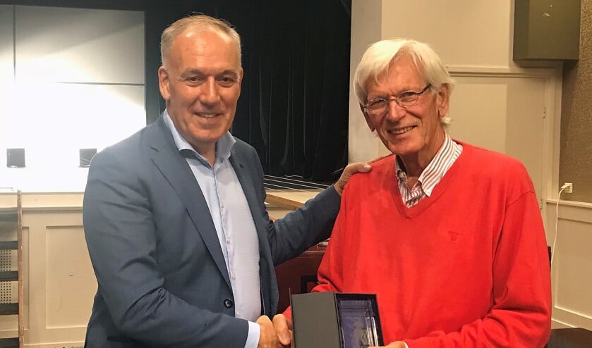 De nieuwe voorzitter Leo van der Zon overhandigt Ton van der Zwan de St. Hubertus Award. | Foto: pr./St. Hubertus