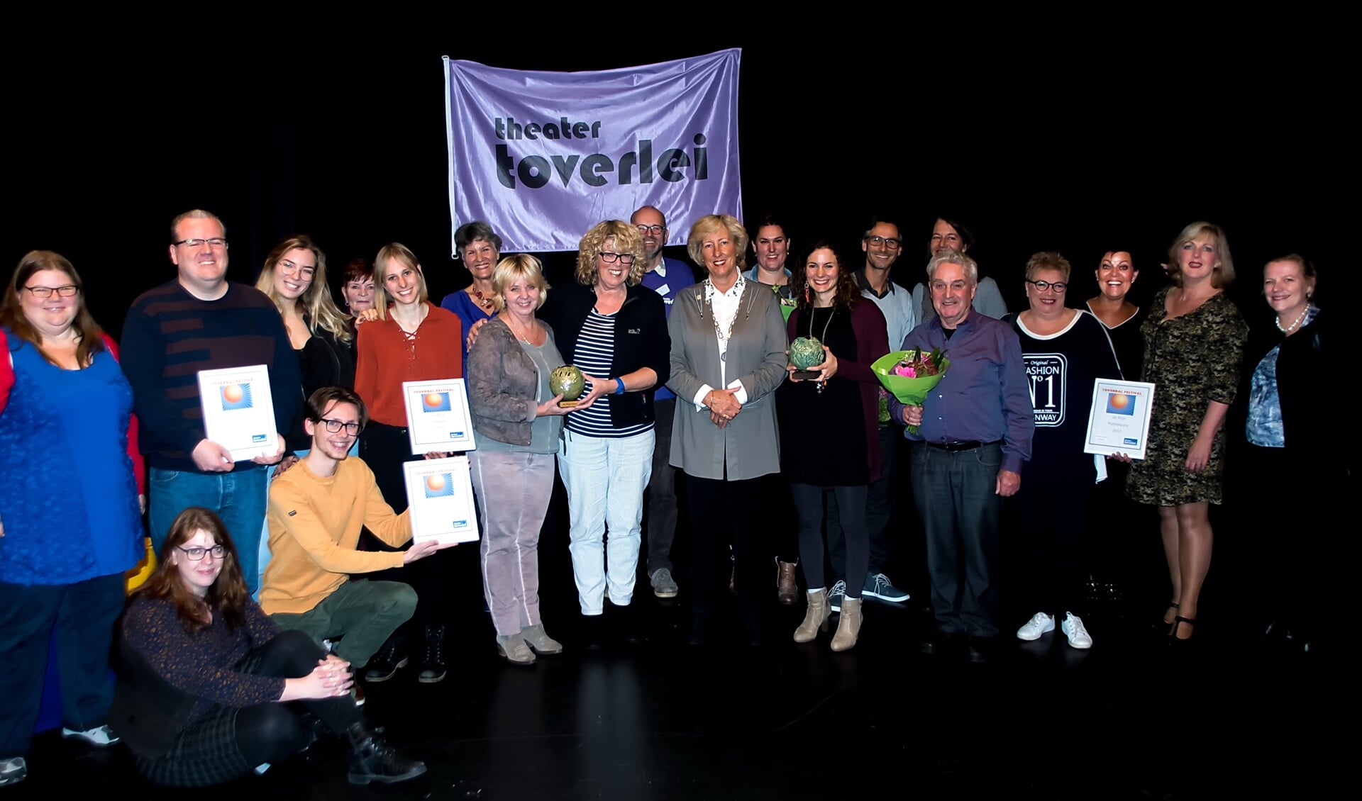 Alle prijswinnaars samen met burgemeester Driessen, die de publiekprijzen uitreikte, de juryleden en organisatoren van het Toverbal Festival. De winnaressen van de hoofdprijzen staan links en recht van Driessen met hun Toverbaltrofeeën. 