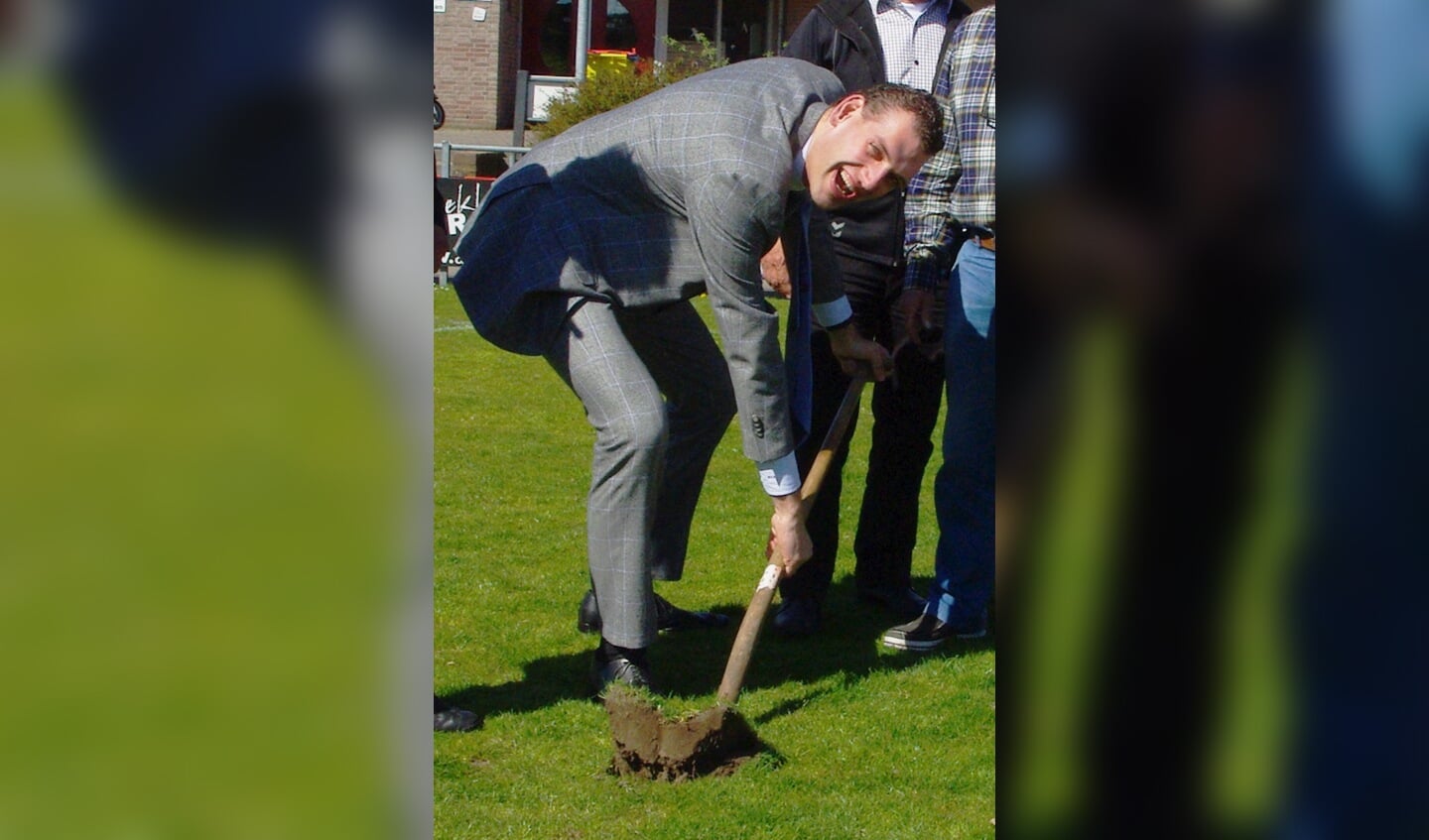 Marien den Boer steekt de schop in de grond ter voorbereiding van het kunstgrasveld voor VV Oegstgeest in 2016. | Archieffoto Willemien Timmers