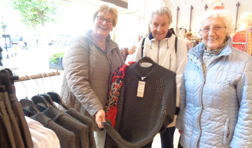 Winkel in, winkel uit. Gasten en vrijwilligers genieten van de shopmiddag van de Zonnebloem. | Foto: pr.