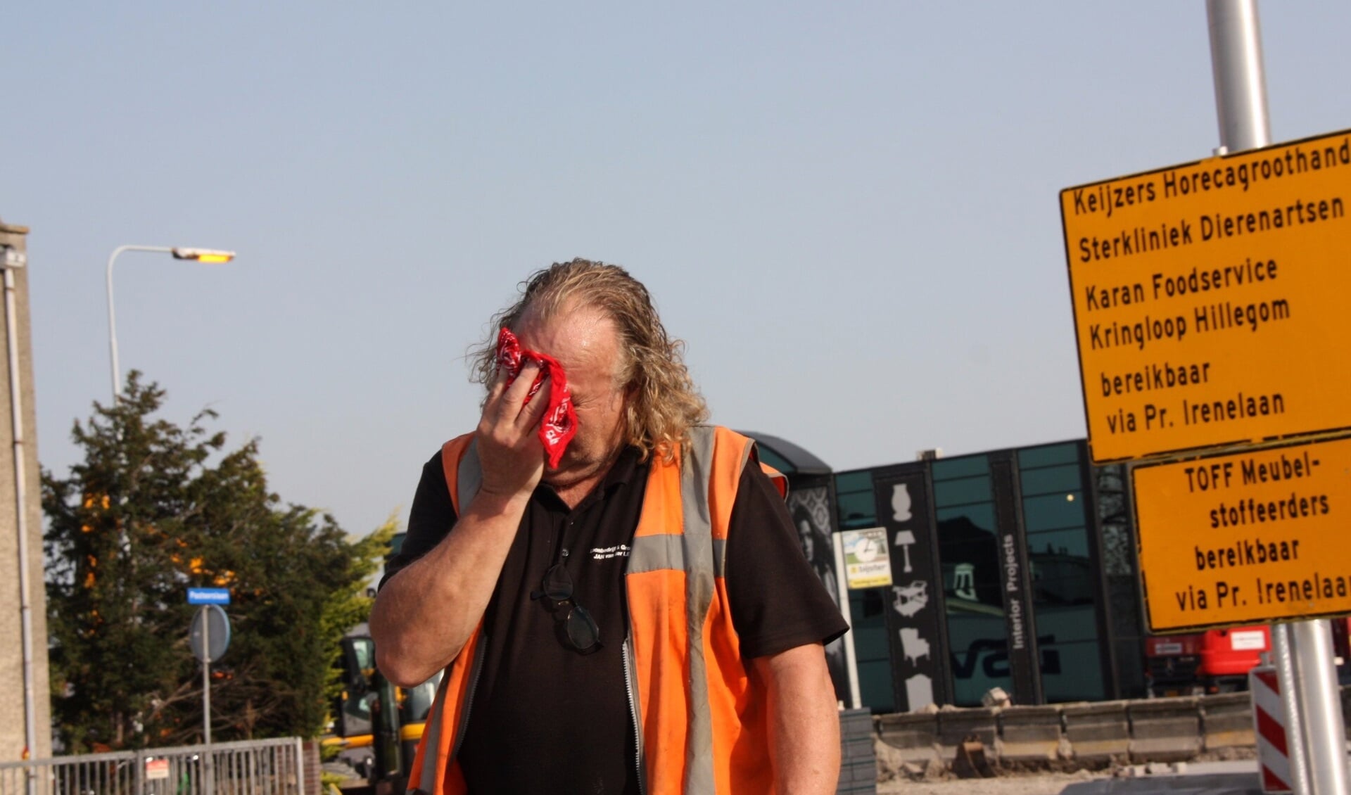 'Even het zweet weghalen, anders loopt het in m'n ogen... ' Deze wegwerker heeft het bloedheet. | Foto: Caroline Spaans