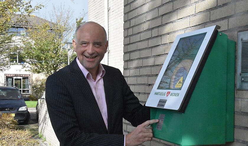 De AED aan de buitenkant van het Bestuurscentrum aan het Raadhuisplein. Wethouder Arno van Kampen benadrukt het belang van de kastjes. | Foto: PvK