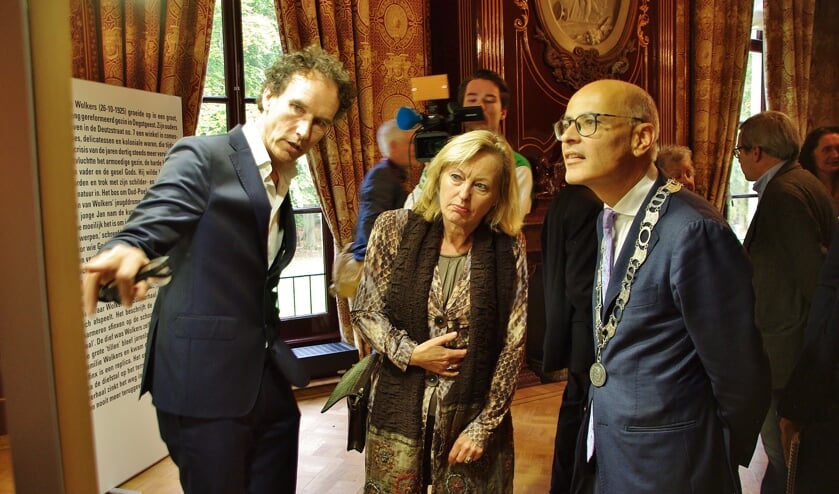 Wolkersbiograaf Onno Blom geeft uitleg aan minister Jet Bussemaker en burgemeester Emile Jaensch bij een werk van Wolkers. | Foto's Willemien Timmers